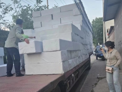 湖南吳經理訂購的生態多孔纖維棉正在裝車發貨中